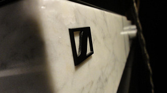 Símbolo da Sennheiser no bloco de mármore carrara branca do Sennheiser HE-1. Fonte: Vitor Valeri
