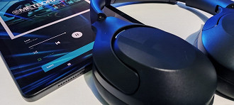 O Haylou S35 ANC tem um Modo Transparente que permite te ouvir por alguns instantes o som do ambiente em vez do som do fone, sem precisar tirar o fone da orelha  (Fonte: Adalton Bonaventura / Oficina da Net)