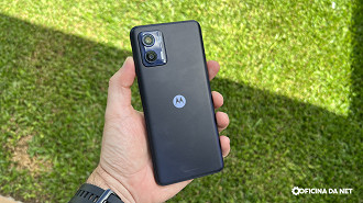 Moto G73 tem boa pegada na mão