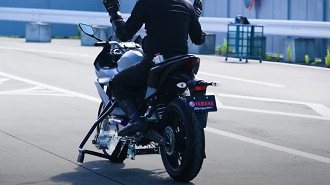 Moto da Yamaha com tecnologia que impede motociclista de cair em baixa velocidade. Fonte: Yamaha