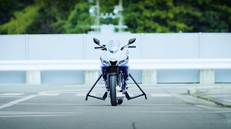 Moto Yamaha YZF-R25 com tecnologia Advanced Motorcycle Stabilization Assist System (AMSAS). Fonte: Yamaha