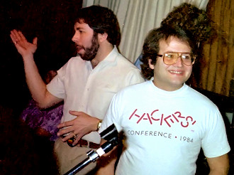 Andy Hertzfeld no primeiro plano, o programador do Macintosh