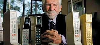 DynaTAC 8000X e seu criador, Martin Cooper (Foto: Reprodução)