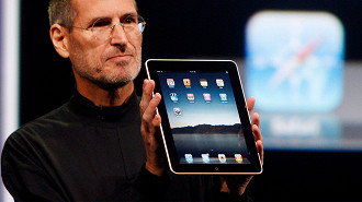 Em 2010, Steve Jobs apresentava o primeiro iPad da história da Apple (Foto: Reprodução)