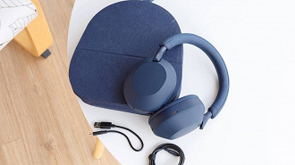 Headphone Bluetooth Sony WH-1000XM5 na cor Midnight Blue. Fonte: GSMArena