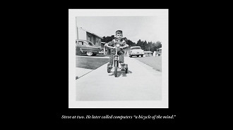 Steve Jobs aos dois anos de idade. Fonte: SteveJobsArchive