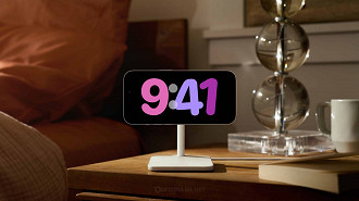 Modo StandBy permite transformar seu iPhone em um relógio de mesa inteligente.