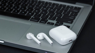 Será que abandonar o uso dos fones de ouvido cabeados em favor dos sem fio Bluetooth em notebooks é uma boa ideia ou não. Fonte: unsplash (foto por Pablo Figueroa)
