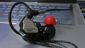 Fone de ouvido in-ear com cabo removível 7Hz Salnotes Zero e cabo com microfone que vai até a boca. Fonte: Vitor Valeri