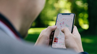 Informação do app Mapas da Apple poderão ser exibidas na tela de bloqueio dos iPhones com iOS 17. Fonte:  unsplash (foto por CardMapr.nl)