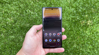 A tela do Pixel 6a é de boa qualidade, porém possui apenas 60Hz de taxa de atualização