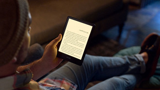 O Kindle Paperwhite 5 (11ª geração) permite o ajuste de temperatura de luz alterando do tom branco (luz branca) para um tom âmbar (luz amarela). Fonte: Amazon