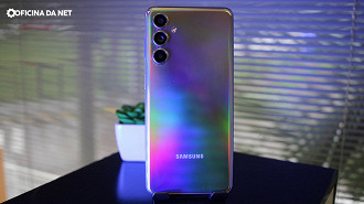 Galaxy M54 5G possui acabamento traseiro em plástico (Fotógrafo: Nicolas Muller)