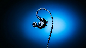 A ergonomia do Razer Moray foi inspirada no formato de fones de ouvido personalizados (CIEMs ou Custom In-Ear Monitors). Fonte: Razer