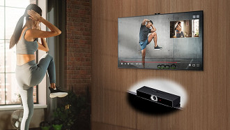 Realização de exercícios utilizando a webcam da LG para smart TVs da marca. Fonte: LG