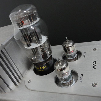 Par de válvulas de pré-amplificação e valvula de potência (power) do amplificador valvulado OTL Woo Audio WA3. Fonte: Vitor Valeri
