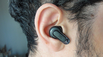 Conforto e encaixe do fone de ouvido in-ear Bluetooth TWS JBL Tour Pro 2. Fonte: Vitor Valeri