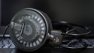 Headphone over-ear Audio Technica ATH-AD700X. Fonte: bunjang