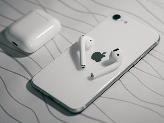 Fones de Ouvido mais influentes a partir dos anos 2000. Na foto o primeiro Apple AirPods. Fonte: unsplash (Foto por AB)