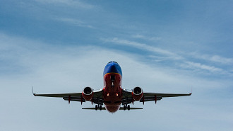 Não utilize fones de ouvido in-ear no avião enquanto ele decola ou pousa. Fonte: Unsplash  (Foto por Gary Lopater)