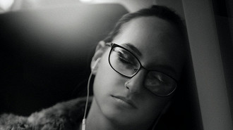 Fones de ouvido para deitar-se no travesseiro e dormir ou cochilar. Fonte: unsplash (Foto por Zoltan Tasi)