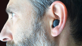 Fone de ouvido in-ear Bluetooth TWS 1More ComfoBuds Mini. Fonte: DigitalTrends (Foto por Simon Cohen)