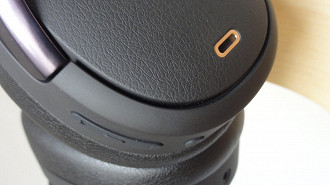 Os comandos do headphone Bluetooth Edifier WH-950NB são feitos por botões físicos. Fonte: Vitor Valeri