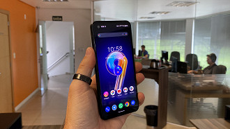 O Zenfone 9 tem tela Super AMOLED