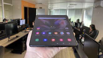 Os dobráveis da linha Galaxy Z Fold são alguns exemplos de modelos com telas AMOLED flexíveis. Fonte: Oficina da Net