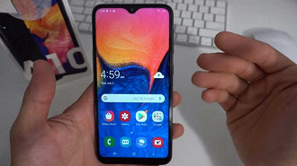 O Galaxy A10 com tela LCD foi uma dos mais vendidos de sua época. Fonte: Smart Galaxy