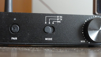 No FiiO BTA30 temos, da esquerda para a direita, o botão de pareamento Bluetooth, a chave para alternar entre os modos de recepção Bluetooth, transmissão Bluetooth e DAC, além do knob de volume. Fonte: Vitor Valeri
