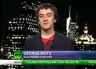 George Hotz ganhou popularidade hackeando dispositivos como iPhones e o Playstation 3. A foto é de 2011, período em que Holtz enfrentou problemas legais com a Sony por desbloquear o Play 3. Fonte: RT