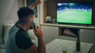 Por depender da internet, o sinal do IPTV sempre vai ter um atraso em relação ao rádio ou TV convencional. Na hora de assistir a um jogo de futebol, isso pode pesar bastante.