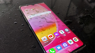 O LG Velvet, custo-benefício lançado em 2019 possui a tecnologia IP68