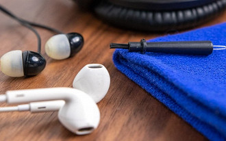 Higienize rotineiramente seus fones de ouvido para manter a qualidade sonora, evitar problemas de funcionamento e prevenir dificuldades no carregamento da bateria de in-ears Bluetooth TWS.