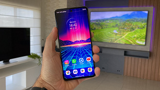 A qualidade da tela do Moto G82 5G é excelente, e ela traz 120Hz para trazer maior agilidade ao navegar nele