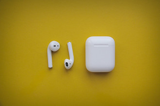 Airpods; Foto de Lala Azizli na Unsplash