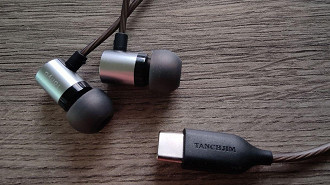 Fone de ouvido in-ear Tanchjim Tanya DSP. Fonte: YouTube (canal Audio Reviews & News)