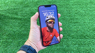 O iPhone 13 Pro Max possui o polêmico notch para abrigar a câmera frontal e o sensor de reconhecimento facial