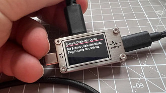 Testador de E-Mark para cabos USB-C AVHzY CT-3. Fonte: zdnet (Foto por Adrian Kingsley-Hughes)