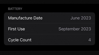 A contagem de ciclos da bateria do iPhone 15 é exibida nas configurações do smartphone. Fonte: X (@raywongy)