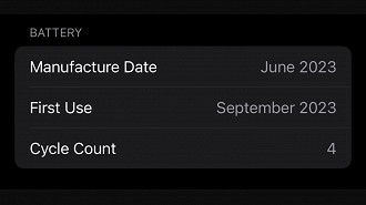 A contagem de ciclos da bateria do iPhone 15 é exibida nas configurações do smartphone. Fonte: X (@raywongy) A contagem de ciclos da bateria do iPhone 15 é exibida nas configurações do smartphone. Fonte: X (@raywongy)
