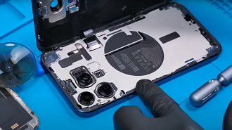 iPhone 15 Pro Max aberto; Foto: iFixit