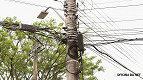 Governo cria normativa para terminar com emaranhado de fios em postes de luz Governo cria normativa para terminar com emaranhado de fios em postes de luz
