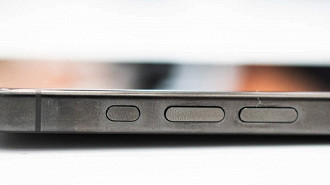 Impressões digitais na lateral em titânio do iPhone 15. Fonte: X (Foto por Andrew Clare)
