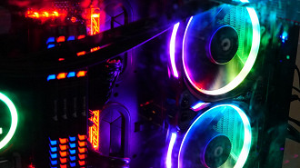 Lista de dispositivos RGB compatíveis com o recurso Iluminação Dinâmica do Windows 11. Fonte: Unsplash (Foto por 🇻🇪 Jose G. Ortega Castro 🇲🇽)