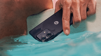 O Moto Edge 40 Neo conta com tecnologia IP68 contra água doce e poeira por 30 minutos (Foto: Motorola/Reprodução)