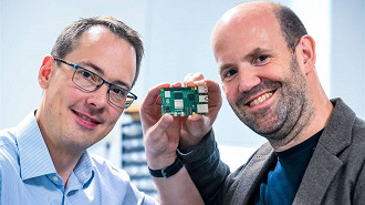 Raspberry 5 é lançado. Na foto o COO James Adams (esquerda), que projetou todos os Raspberry Pi, exceto o 3+ e o primeiro, com o executivo-chefe Eben Upton (direita). Fonte: cambridgeindependent (Foto por Keith Heppell)
