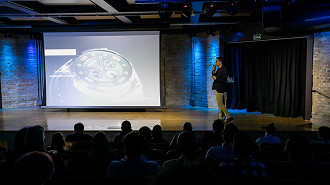 Gerente de Produtos da HUAWEI CBG Brasil, Murillo Marques Net, dando palestra no evento de lançamento do Watch GT 4. Fonte: Huawei