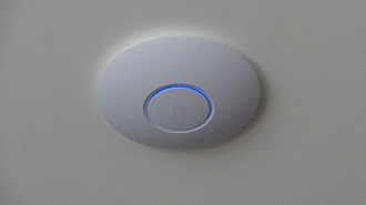 Access Point (AP) Ubiquiti U6 Lite no teto de uma casa. Fonte: Vitor Valeri